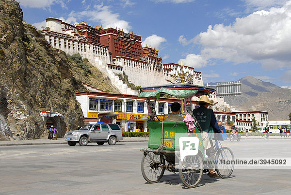 Main street with rickshaws  Potala Palace  winter palace of the Dalai Lama  UNESCO World Heritage Site  Lhasa  Himalayas  Tibet Autonomous Region  People's Republic of China  Asia