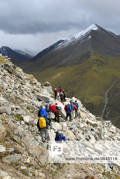 Trekking tourism  group of hikers  stony path  Shug-La Pass 5250 m  an old pilgrims' path through the high mountains of the Ganden Monastery to Samye  Himalayas  Tibet Autonomous Region  People's Republic of China  Asia