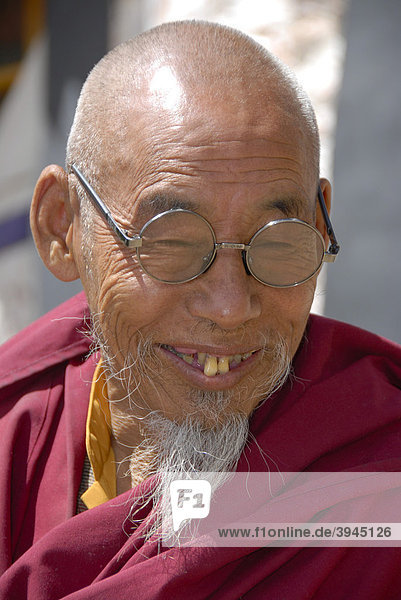 Tibetischer Buddhismus  Portrait  Freude  Mönch mit Brille und Spitzbart  Einsiedelei  Kloster Yamalung bei Samye  Himalaya  Autonomes Gebiet Tibet  Volksrepublik China  Asien