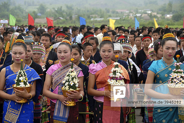 Festival  Frauen der Lao Loum Ethnie mit Opferschalen  traditionelle Kleidung  Muang Xai  Provinz Oudomxai  Laos  Südostasien  Asien