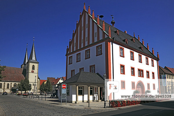 Altes Rathaus und Pfarrkirche  Haßfurt  Landkreis Haßberge  Unterfranken  Bayern  Deutschland  Europa