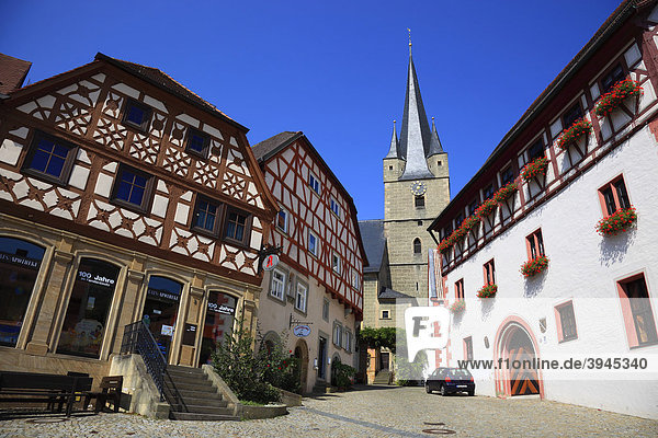 Oberer Marktplatz und St. Michael Kirche in Zeil am Main  Landkreis Haßberge  Unterfranken  Bayern  Deutschland  Europa