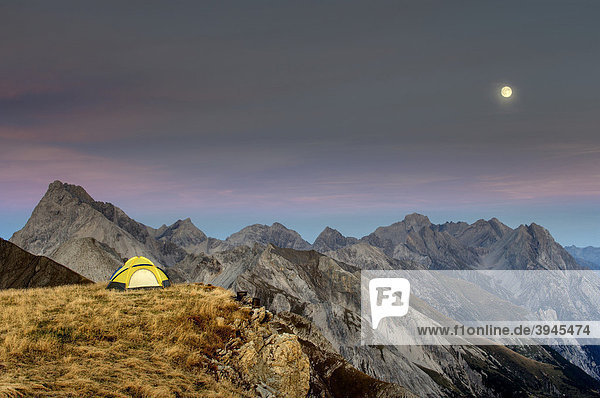Zelt auf Hochfläche vor Alpengipfeln mit Vollmond  Kaisers  Lechtal  Außerfern  Tirol  Östereich  Europa