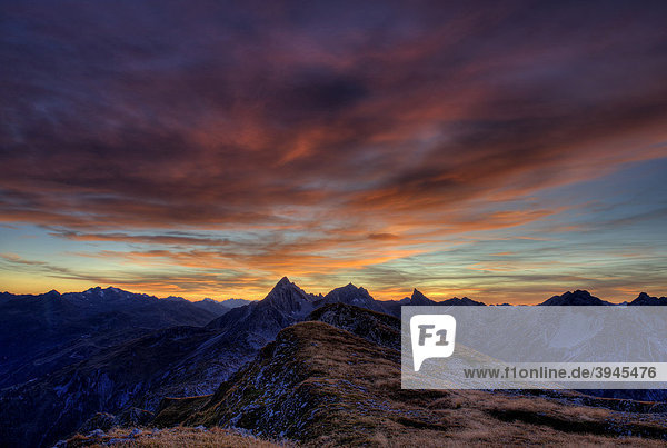 Wolkenstimmung mit Berggipfeln  Kaisers  Lechtal  Außerfern  Tirol  Östereich  Europa