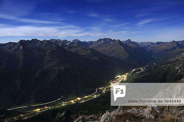Alpengipfel mit beleuchtetem Tal bei blauer Stunde  St. Anton  Lechtal  Außerfern  Tirol  Östereich  Europa