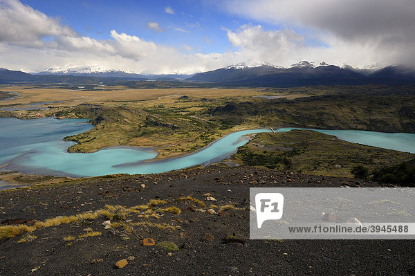 Dunkles Gestein vor Rio Paine  Patagonien  Chile  Südamerika