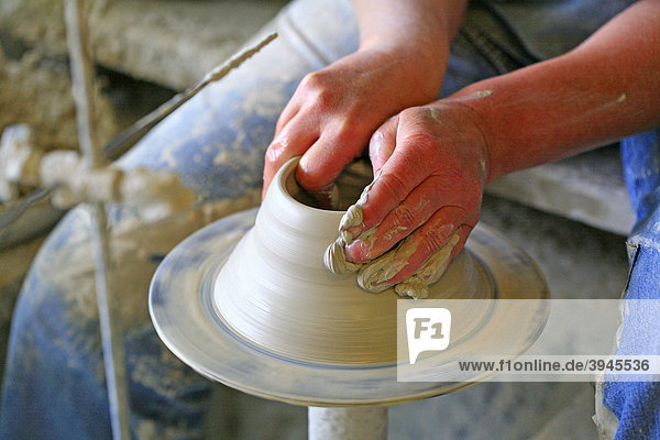 Töpferhandwerk  Töpferin bei der Herstellung eines Gefäßes
