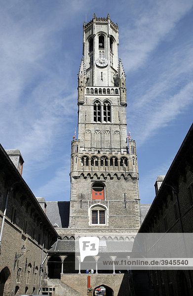 Glockenturm Belford  Belfried auf dem Markt von Brügge  Rückseite mit Innenhof  Flandern  Belgien  Europa
