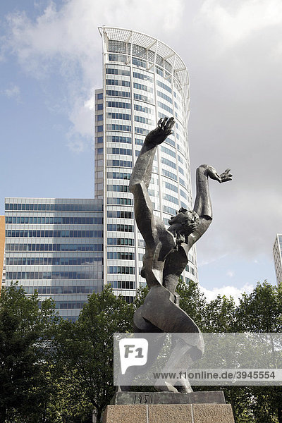 Bronzeplastik Die zerstörte Stadt  De Verwoeste Stad  eine Bronzeplastik des weißrussisch-französischen Bildhauers Ossip Zadkine in Rotterdam  Niederlande  Europa