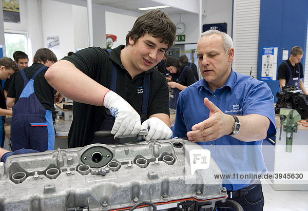 Im BMW-Ausbildungszentrum für Kfz-Mechatroniker erklärt ein Meister einem Auszubildenden einen ...