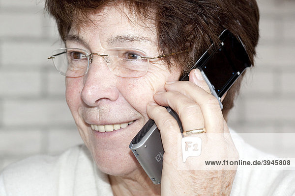 Seniorin telefoniert mit Seniorenhandy Emporia Life Plus mit großen Tasten und großer Schrift