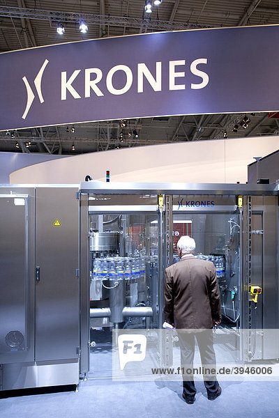 Abfüllanlage der Krones AG und Logo der Krones AG auf der Messe Drinktec 2009 in München  Bayern  Deutschland  Europa