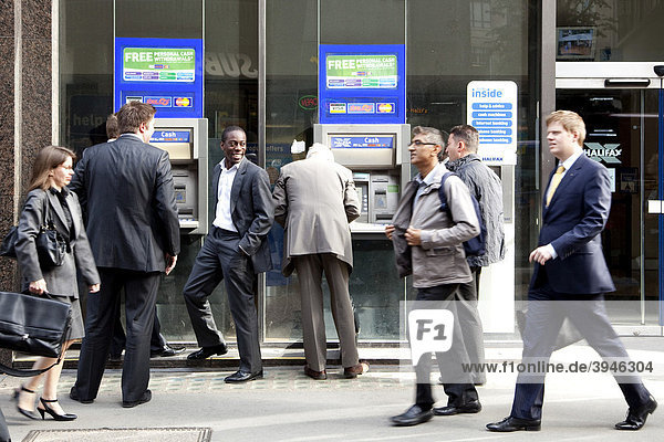 Passanten am Geldautomat der Halifax Bank in London  England  Großbritannien  Europa