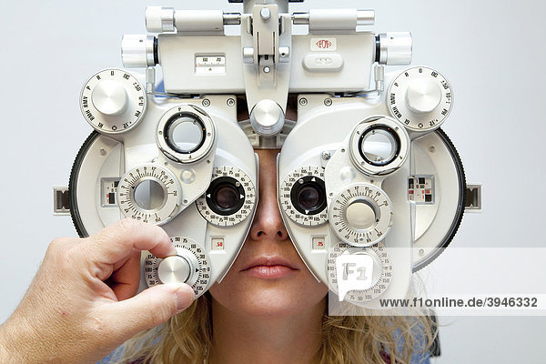 Bestimmung der Sehstärke  Brillenbestimmung mit einem Phoropter in einer Augenarztpraxis