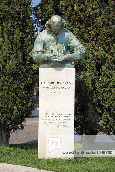 Denkmal  Gasparo da SalÛ  Erfinder der Violine  SalÛ am Gardasee  Italien  Europa