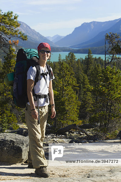 Junge Wanderin  Rucksacktourist  historischer Chilkoot Pass  Chilkoot Trail Wanderweg  dahinter der Lake Bennett See  Yukon Territory  British Columbia  BC  Kanada