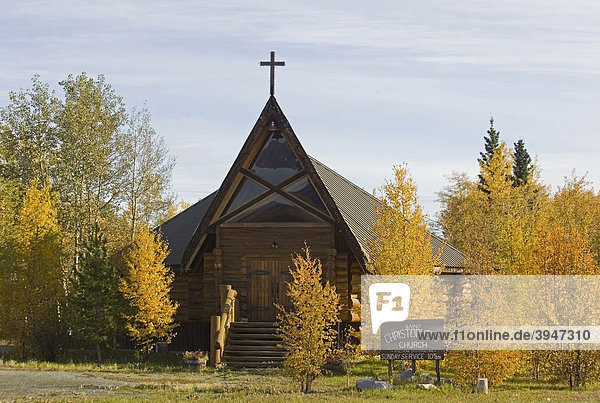 Saint Cristopher's Holzkirche  Indian Summer am Alaska Highway  Zitterpappeln (Populus tremuloides)  Blätter in Herbstfarben  Haines Junction Tor zum Kluane Nationalpark und Reservat  Yukon Territory  Kanada