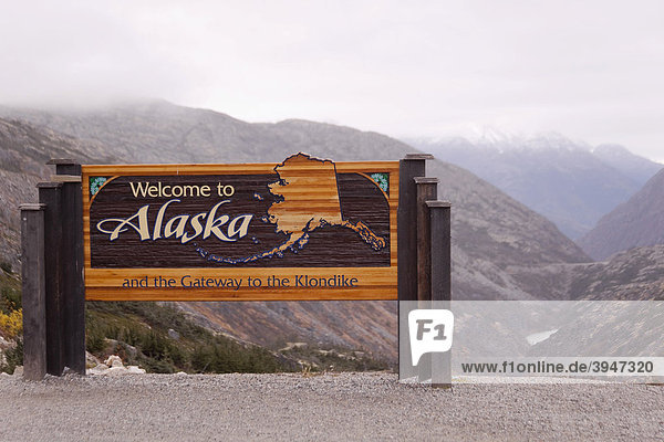 State of Alaska Begrüßungsschild  White Pass  South Klondike Highway  Skagway  Alaska  USA