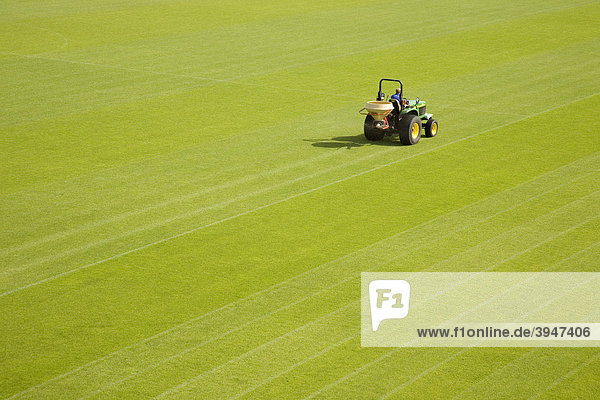 Rasen Traktor Spielfeld