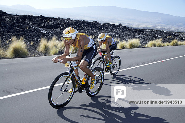 Der deutsche Profi-Triathlet Normann Stadler überholt auf der Radstrecke der Ironman-Triathlon-Weltmeisterschaft seinen schottischen Mannschaftskameraden Scott Neyedli  Kailua-Kona  Hawaii  USA