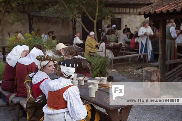Frauen sitzen an einem Tisch in einem Gasthof während der Mittelalterwoche in Visby  Insel Gotland  Schweden  Skandinavien  Europa