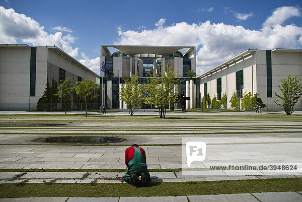 Arbeiter bessert Grünflächen vor dem Bundeskanzleramt aus  Berlin  Deutschland  Europa