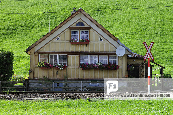 Typisches Haus im Kanton Appenzell mit Bahnlinie im Vordergrund  Appenzell  Schweiz  Europa