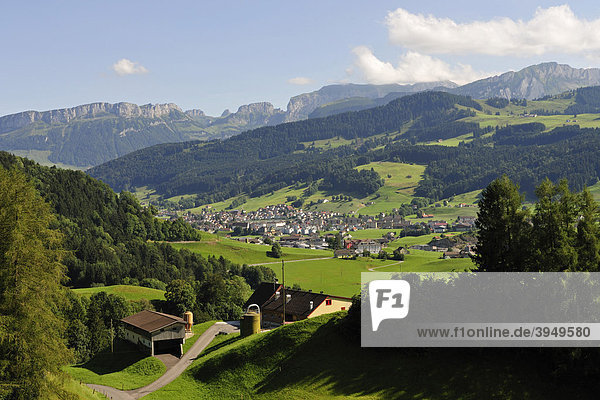 Blick auf die Kantonshauptstadt Appenzell  hinten das Alpsteingebirge  Kanton Appenzell  Schweiz  Europa