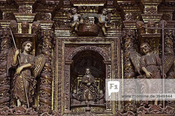 Prächtige bemalte Holzschnitzereien zieren das Innere der Kirche St. Cajetan  Old Goa  Velha Goa  Indien  Asien
