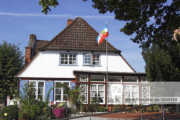 Historisches Haus in Schönberg am Markt mit Schleswig-Holstein Flagge  Schönberg  Probstei  Kreis Plön  Schleswig-Holstein  Deutschland  Europa