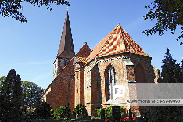 Kirche in Petersdorf  gotische St. Johanniskirche  Johannis-Kirche  Insel Fehmarn  Kreis Ostholstein  Schleswig-Holstein  Deutschland  Europa