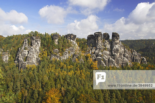 Die Bastei  Felsen im Elbsandsteingebirge im Herbst  Nationalpark Sächsische Schweiz im Herbst  Sachsen  Deutschland  Europa