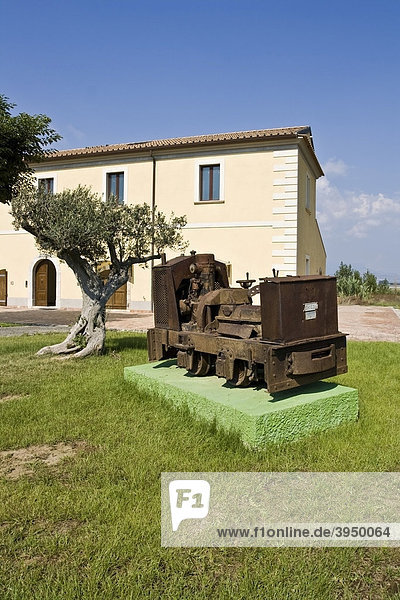 Sehr alte kleine Lokomotive auf einem Bauernhof in Salerno  Kampanien  Italien  Europa