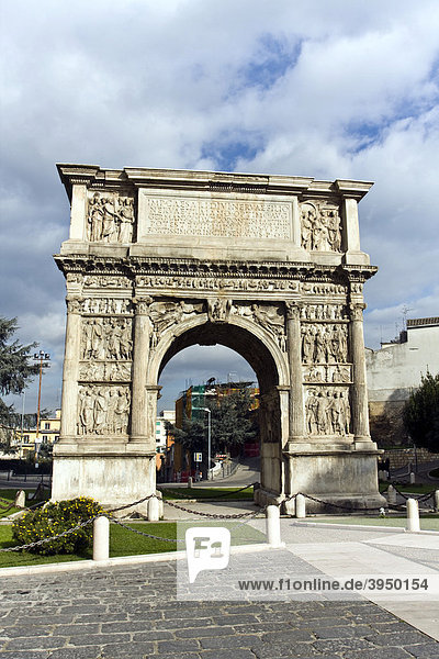 Triumphbogen des Trajan  114-117 n. Chr.  römisches Bauwerk  Benevento  Kampanien  südliches Italien  Europa