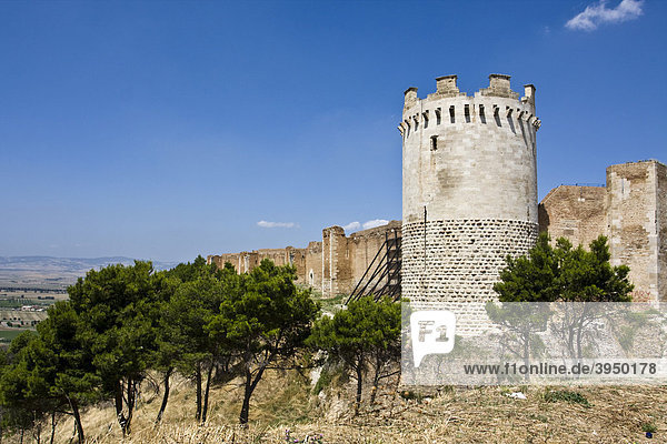 Burg errichtet durch Friedrich II. im 13. Jh. und erweitert von Karl I.  Lucera  Apulien  Italien  Europa