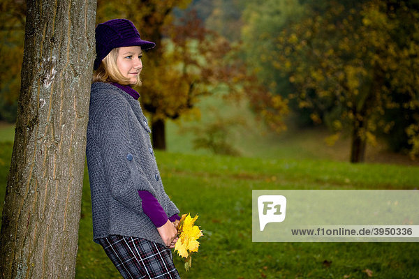 Dreizehnjähriges Mädchen im Herbstpark