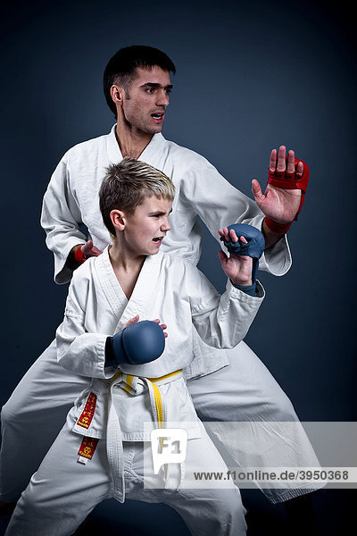 Junge und Trainer in Karatepose