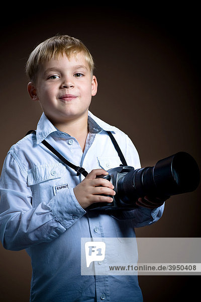 6-jähriger Junge mit der Fotokamera