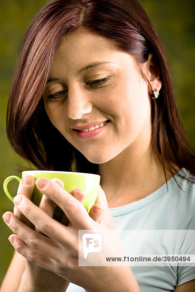 Junge Frau mit Teetasse