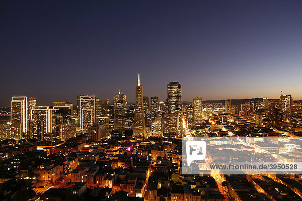 Blick vom Coit Tower bei Nacht  San Francisco  Downtown  Kalifornien  Vereinigte Staaten von Amerika  USA