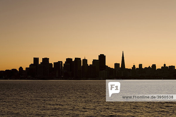 San Francisco Skyline bei der Abenddämmerung  Kalifornien  USA  Vereinigte Staaten von Amerika