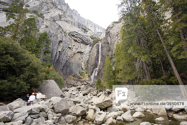 Lower Yosemite Fall Wasserfall  Yosemite Nationalpark  Kalifornien  USA  Vereinigte Staaten von Amerika