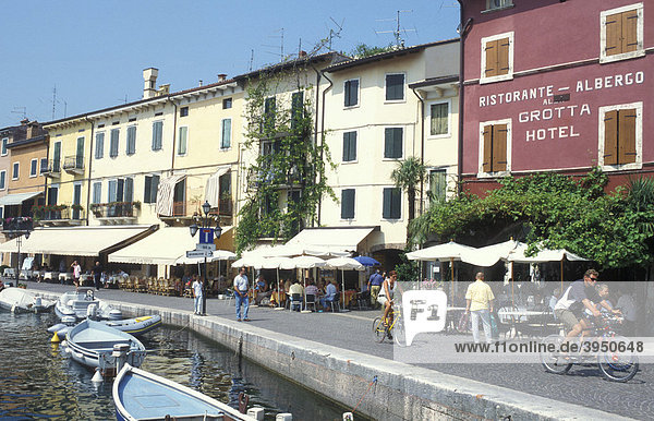Restaurants am Hafen in Lazise  Gardasee  Italien  Europa