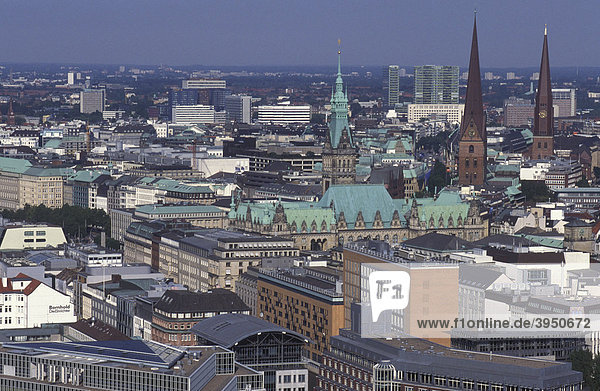 Blick von der Michaeliskirche über Hamburg  Skyline  Panorama  Deutschland  Europa
