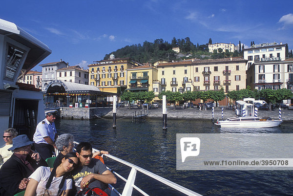 Fährschiff vor Bell·gio  Ortsansicht  Fähre  Schiff  Ausflugsschiff  Menschen  Comer See  Oberitalienische Seen  Lombardei  Italien  Europa