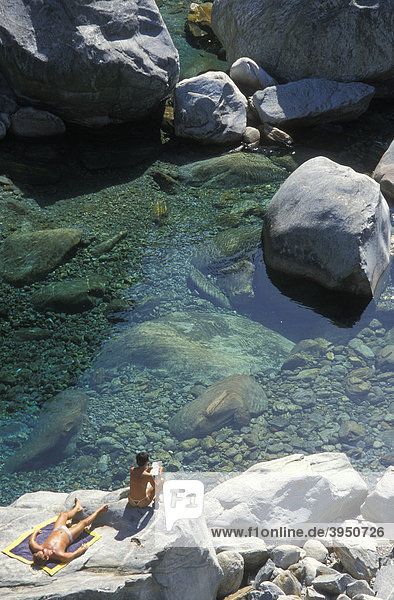 Sonnenbaden  Mann  Frau  an der Verzasca  Fluss  klares Wasser  Felsen  Verzascatal  Tessin  Schweiz  Europa