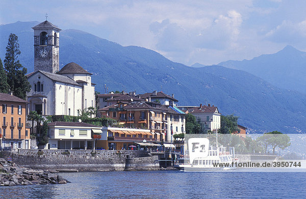 Ortsansicht von Brissago  Ausflugsschiff  Schiff  Lago Maggiore  Tessin  Schweiz  Europa