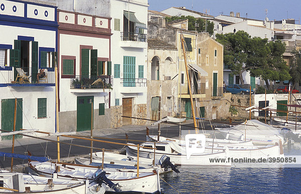 Fischerboote in Portocolom  Fischerhäuser  Fischerei  Mallorca  Balearen  Spanien  Europa