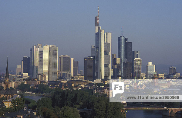 Skyline von Frankfurt  Panorama  Fluss Main  Hochhäuser  Bürogebäude  Hessen  Deutschland  Europa