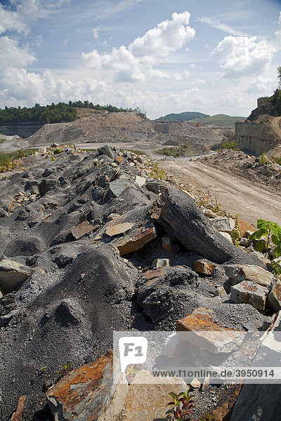 Die Patriot Coal Corporation Samples Mine  welche die Technik des Abbaus von Bergkuppen zur Kohleförderung verwendet. Die Bergkuppen werden abgetragen und in den Tälern abgeladen um an die darunterliegende Kohle zu kommen. Die Samples Mine wurde aufgrund der rückläufigen Nachfrage nach Kohle vorübergehend geschlossen  Whitesville  USA
